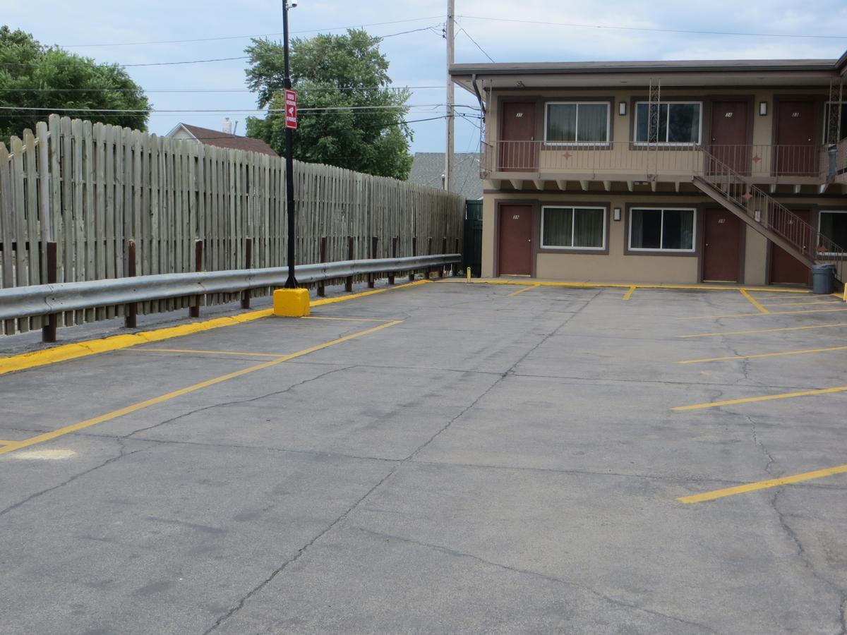 Deluxe Inn/Extended Stay - Council Bluffs Carter Lake Екстериор снимка