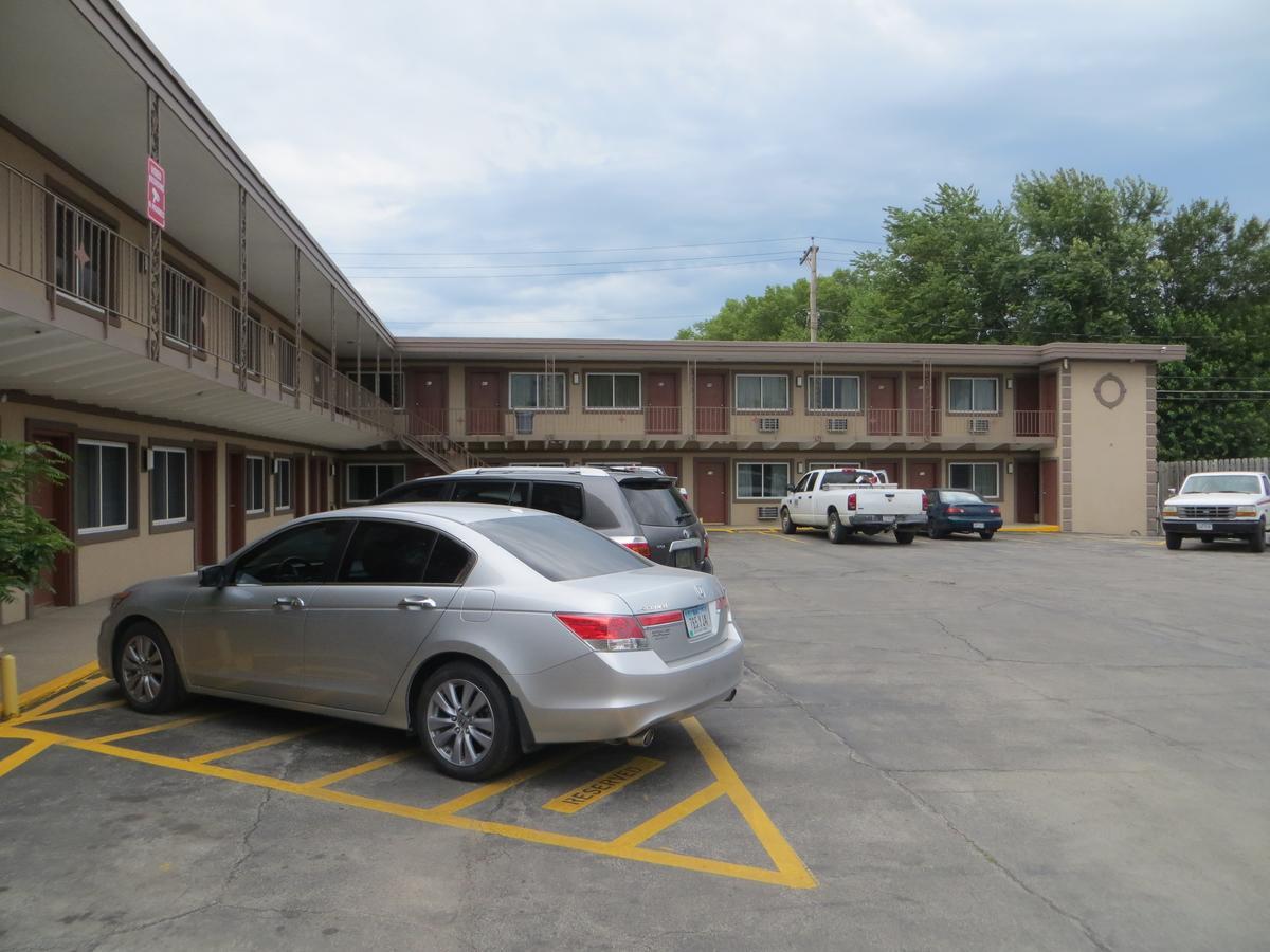 Deluxe Inn/Extended Stay - Council Bluffs Carter Lake Екстериор снимка